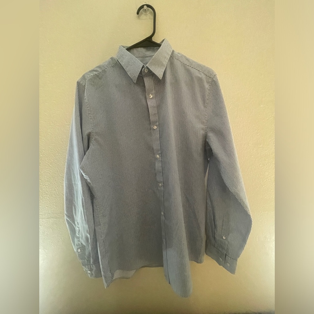 Stylish H&M slim-fit shirt in size Medium